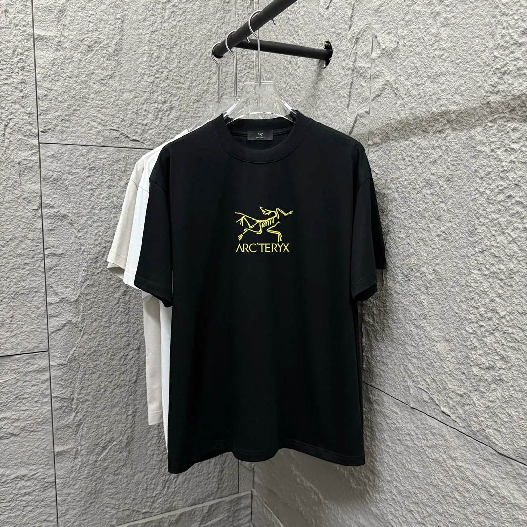 ARC'TERYX* *2025 New Arrival Classic logo T Same Style Size： S （90-130 ） M （120-150 ） L （140-165 ） XL （160-180 ） XXL （180 ） ：Black White